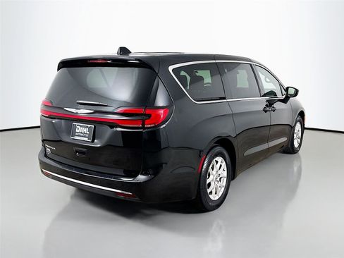 Used 2025 Chrysler Pacifica Select image 13