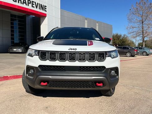 Used 2025 Jeep Compass Trailhawk AWD/4WD image 2