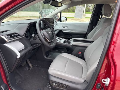 Used 2026 Toyota Sienna XLE image 14