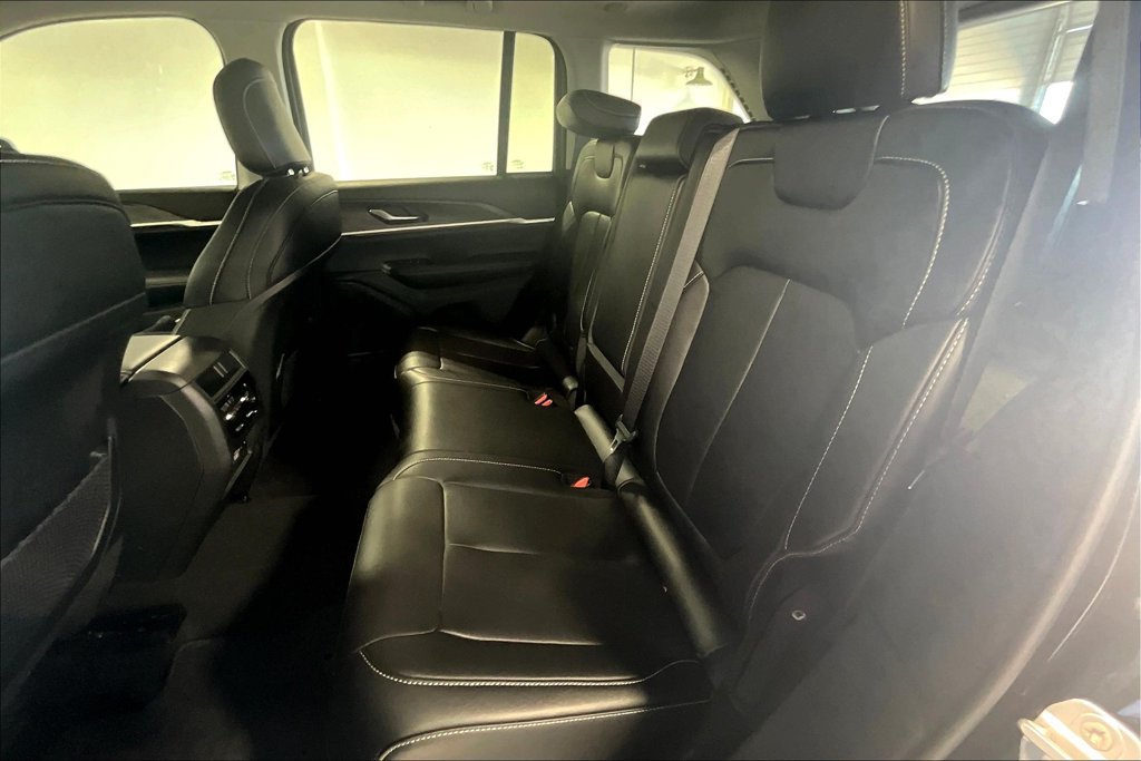 New 2024 Jeep Grand Cherokee Limited w/ Black Appearance Package AWD/4WD image 8