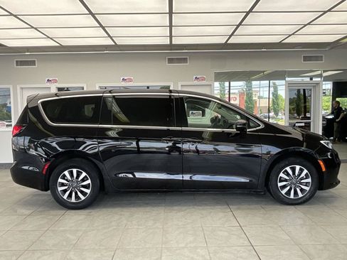 Used 2024 Chrysler Pacifica Limited FWD image 4