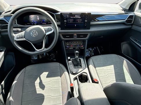 Used 2025 Volkswagen Taos SE AWD/4WD image 15