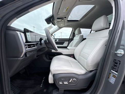 Used 2025 Hyundai Santa Fe Calligraphy AWD/4WD image 2