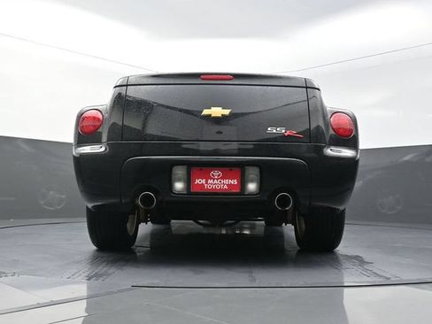 Used 2004 Chevrolet SSR w/ Preferred Equipment Group RWD image 32