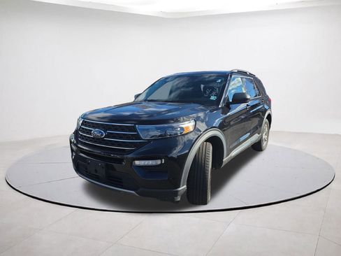 Certified 2022 Ford Explorer XLT w/ Equipment Group 202A image 3