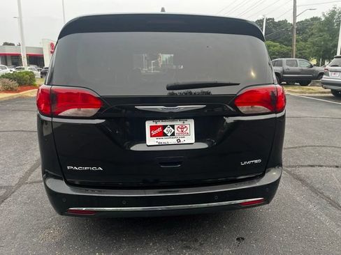 Used 2018 Chrysler Pacifica Limited w/ Tire & Wheel Group FWD image 4