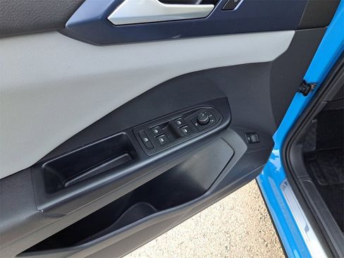 Used 2023 Volkswagen Taos SE image 16