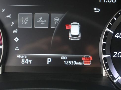 Used 2025 Toyota Highlander XLE FWD image 10