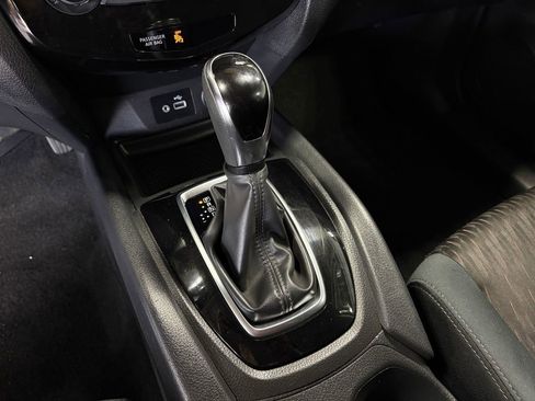 Used 2018 Nissan Rogue SV image 25