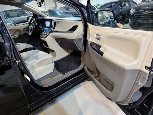 Used 2015 Toyota Sienna LE FWD image 29