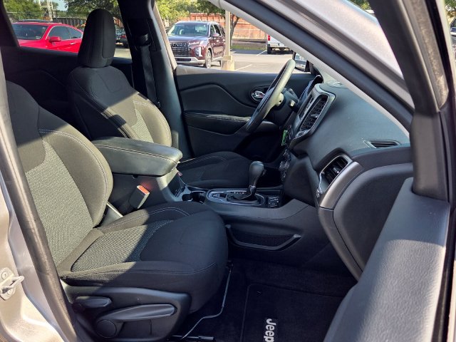 Used 2019 Jeep Cherokee Latitude w/ Popular Appearance Group FWD image 16