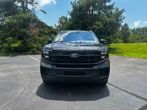 Certified 2025 Ford Expedition Active AWD/4WD image 2