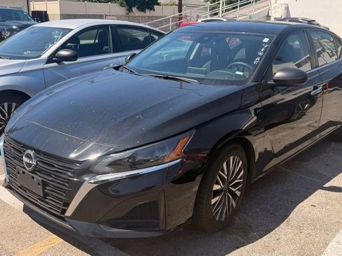 Used 2024 Nissan Altima 2.5 SV FWD image 2