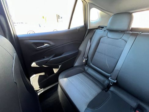 Used 2025 Chevrolet Trax LT FWD image 37