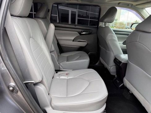 Used 2022 Toyota Highlander XLE image 12