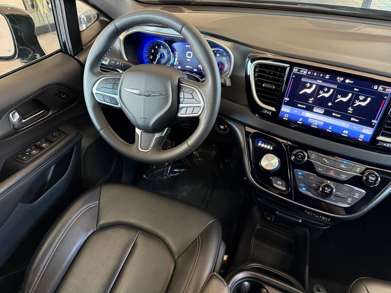 Used 2025 Chrysler Pacifica Select FWD image 36