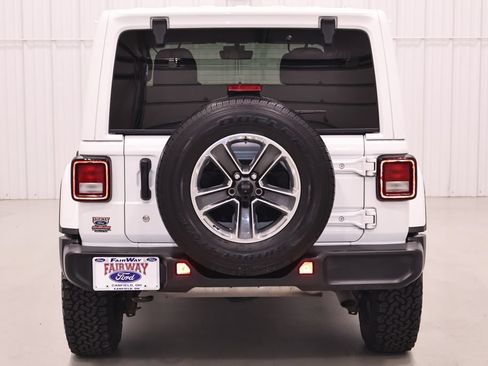 Used 2019 Jeep Wrangler Unlimited Sahara w/ Uconnect 4C Nav & Sound Group AWD/4WD image 9