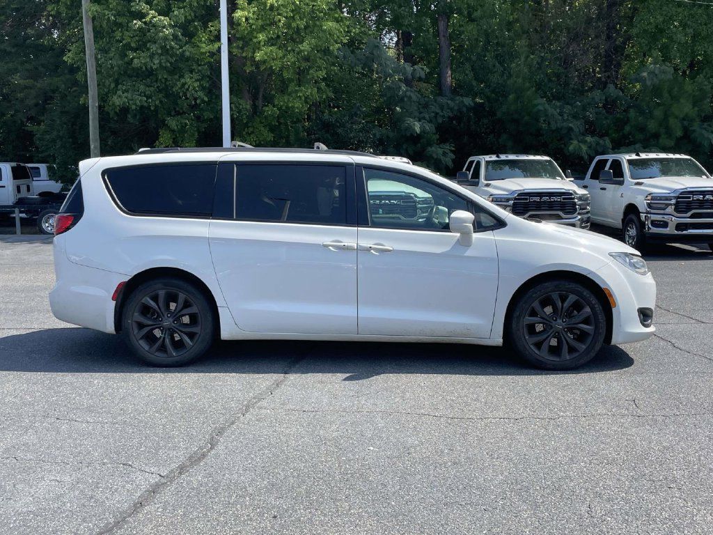 Used 2020 Chrysler Pacifica Touring-L Plus w/ S Appearance Package FWD image 8
