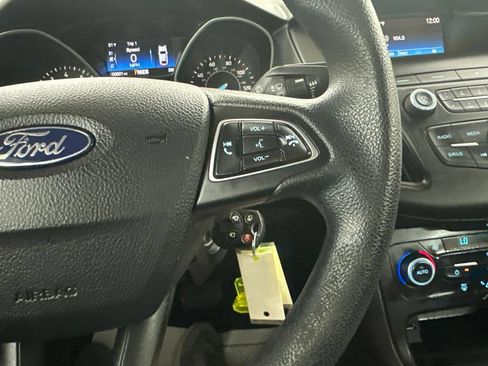 Used 2018 Ford Focus SE w/ SE Appearance Package FWD image 40