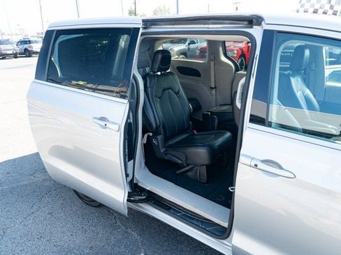Certified 2024 Chrysler Pacifica Touring-L FWD image 14