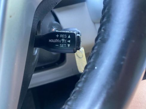 Used 2019 Toyota Highlander Plus FWD image 23