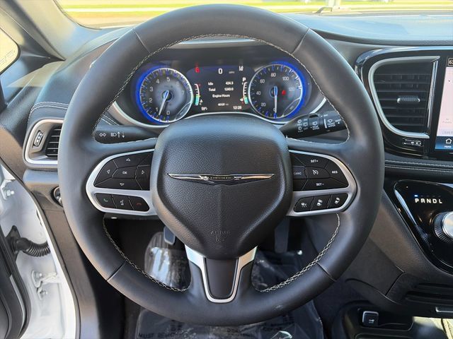 Used 2025 Chrysler Pacifica Select FWD image 29