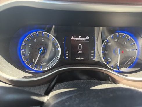 Used 2019 Chrysler Pacifica Touring-L FWD image 5