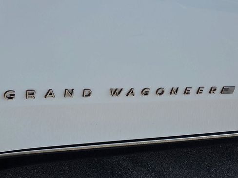 Used 2023 Jeep Grand Wagoneer L Series III w/ Rear Seat Video Group 1 AWD/4WD image 10