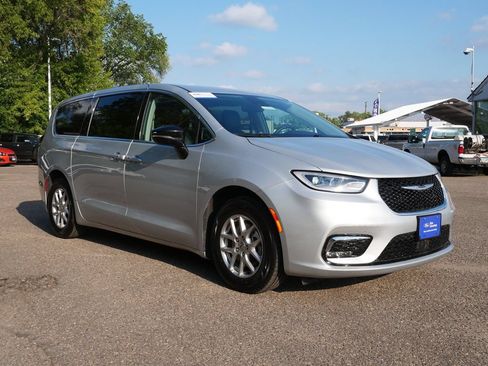 Used 2024 Chrysler Pacifica Touring-L FWD image 1