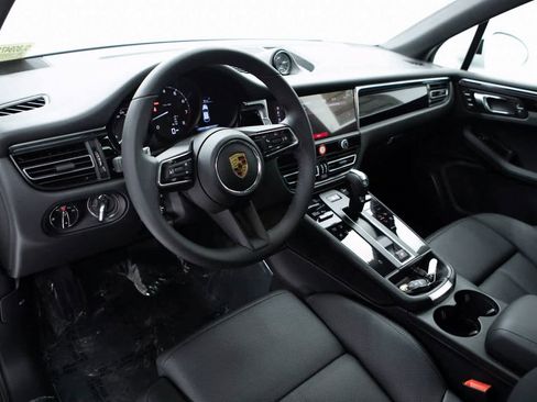 Certified 2025 Porsche Macan image 4