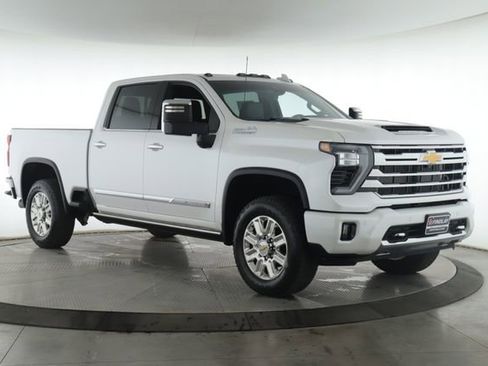 Used 2024 Chevrolet Silverado 2500 High Country w/ High Country Premium Package AWD/4WD image 2