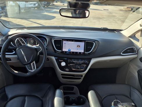 Used 2023 Chrysler Pacifica Touring-L FWD image 13