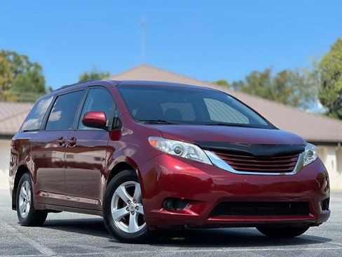 Used 2016 Toyota Sienna LE w/ Outdoor Package FWD image 3