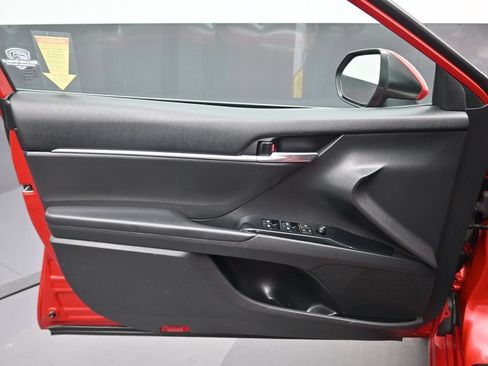 Used 2020 Toyota Camry SE w/ Sunroof Package FWD image 9