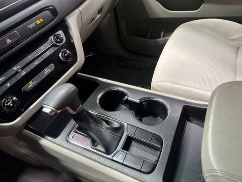 Used 2020 Kia Sedona LX FWD image 21