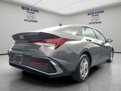 New 2026 Hyundai Elantra SE FWD image 5
