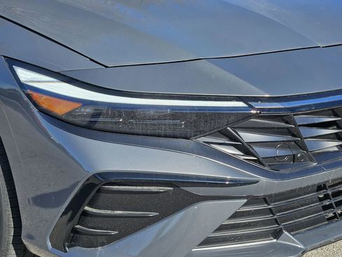 New 2025 Hyundai Elantra Limited FWD image 8