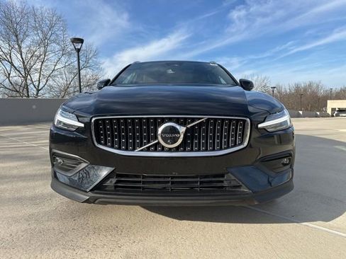 Certified 2025 Volvo V60 B5 Cross Country Plus image 2