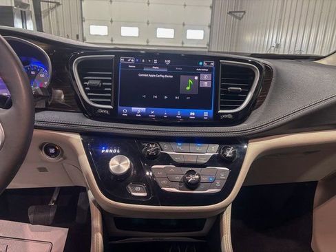 Used 2024 Chrysler Pacifica Limited image 15