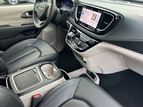 Used 2024 Chrysler Pacifica Select image 17