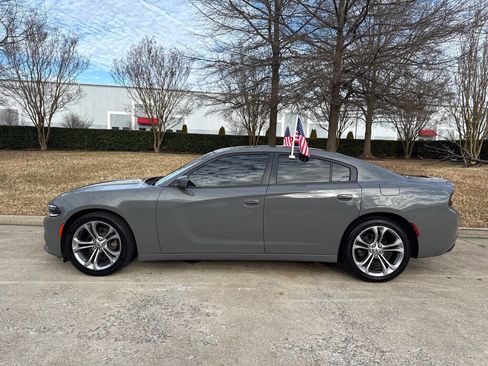 Used 2017 Dodge Charger SE image 5