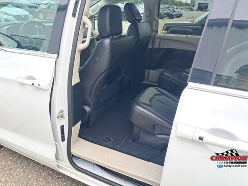 Used 2024 Chrysler Pacifica Touring-L FWD image 16