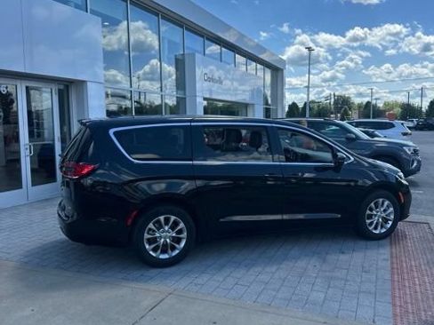 Used 2024 Chrysler Pacifica Touring-L AWD/4WD image 7