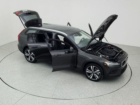 Certified 2025 Volvo V60 B5 Cross Country Plus image 18