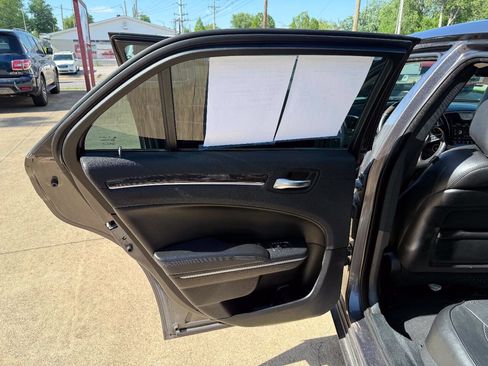 Used 2019 Chrysler 300 Limited AWD/4WD image 12
