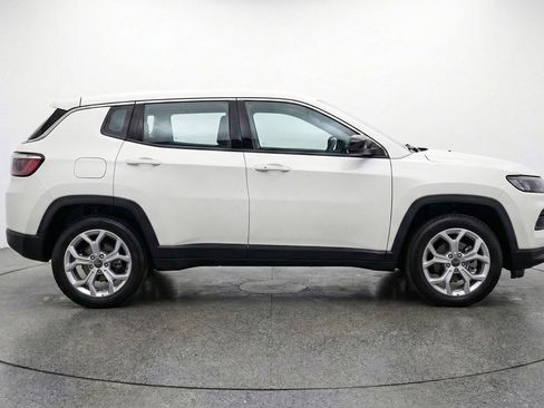 Used 2025 Jeep Compass Latitude AWD/4WD image 11