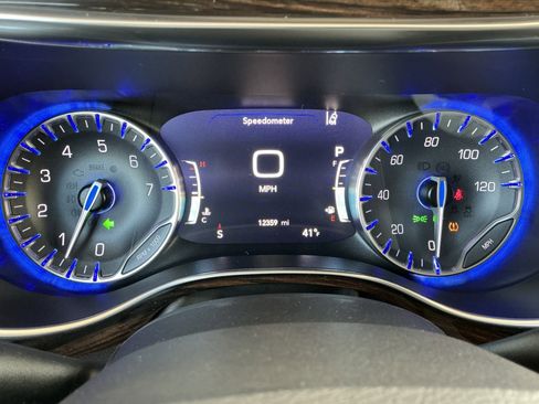 Used 2023 Chrysler Pacifica Limited image 8