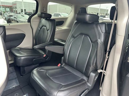 Used 2023 Chrysler Pacifica Touring-L FWD image 26