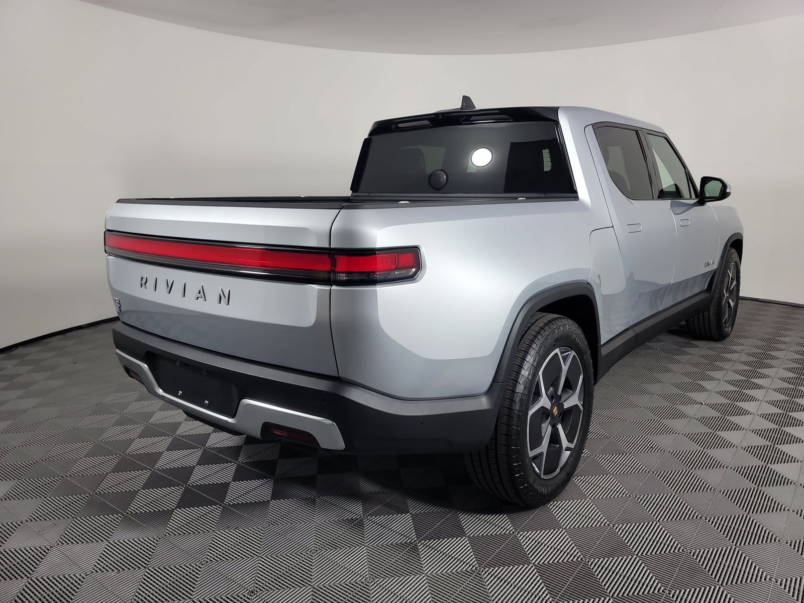 Used 2023 Rivian R1T Adventure Dual AWD/4WD image 5