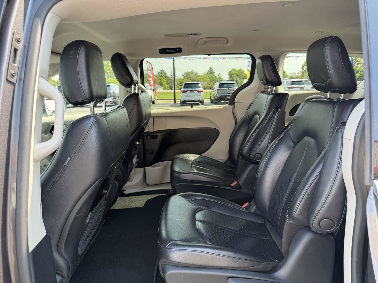 Used 2021 Chrysler Pacifica Touring-L FWD image 16